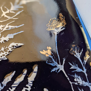 Détail du tableau émaillé  sur cuivre Fougère de la collection les végétales bleues et or
