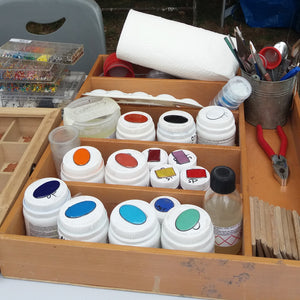 Materiaux, outils et matières premieres dans l'atelier pour la fabrication des pièces en émail.