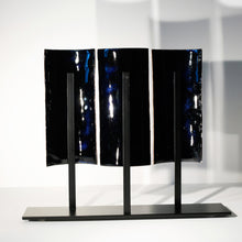 Charger l&#39;image dans la galerie, dos de la sculpture représentant vague Belharra .  Elle se compose de 3 plaques de cuivre émaillées avec des émaux d&#39;orfèvre ixées sur une structure métal noir mat.
