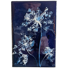 Load image into Gallery viewer, Détail du tableau émaillé bleu de la collection  les végétales colorées
