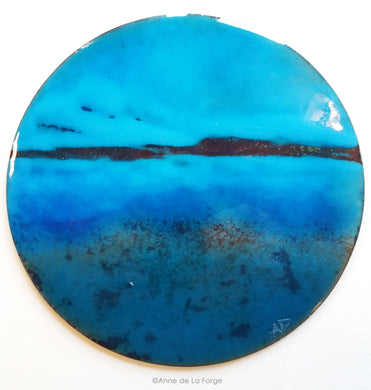 Ce tableau contemporain en émaux sur métal  évoquant  la me. Les couleurs bleues de l'eau turquoise d'une mer calme du matin,  sont  d' une trés belle interpretation.
