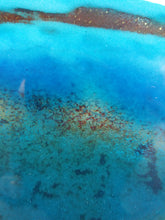 Load image into Gallery viewer, détail tableau contemporain en émail, paillettes d&#39;or dans un océan de bleus sur dique en cuivre émaillé.
