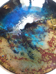 Gros plan sur le centre de ce tableau d'art émaillé, disque de cuivre en émaux grand feu bleu.