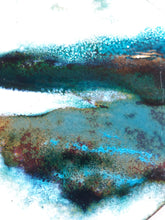 Load image into Gallery viewer, Gros plan sur la partie centrale de la pièce d&#39;art émaillée, mise en valeur du magnifique bleu turquoise représentant la mer de nuit.
