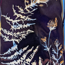 Load image into Gallery viewer, Détail sur la matière . émaux d&#39;orfèvre vitrifié sur cuivredu tableau émaillé  sur cuivre Fougère de la collection les végétales bleues et or
