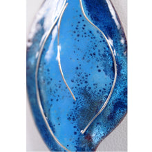 Charger l&#39;image dans la galerie, Boucles d&#39;oreilles émaillées bleu - fils d&#39;argent incrustrés
