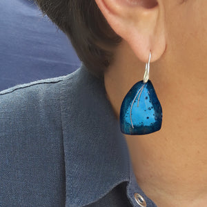 Boucles d'oreilles émaillées bleues avec fil argent - version courte