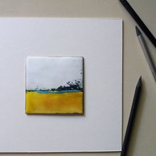 Load image into Gallery viewer, Oeuvre d&#39;art en émail avec un encadrement blanc, qui fait ressortir la couleur jaune de la pièce d&#39;art 
