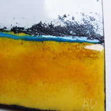 Load image into Gallery viewer, Gros plan sur le coin droit en bas de cette pièce unique d&#39;art murale, le bas de cette oeuvre est jaune et le haut est blanc au milieu un filet émaillé bleu turquoise. 

