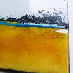 Gros plan sur le coin droit en bas de cette pièce unique d'art murale, le bas de cette oeuvre est jaune et le haut est blanc au milieu un filet émaillé bleu turquoise. 