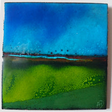 Charger l&#39;image dans la galerie, Création murale d&#39;art représentant une digue, divisée en deux zones principales bleu du ciel et vert d ela terre. Pièce unique en émaux joailliers sur une plaque de cuivre. 

