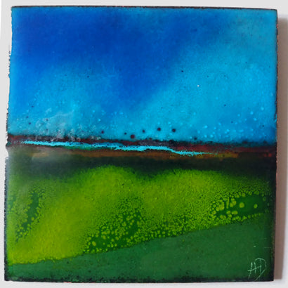 Création murale d'art représentant une digue, divisée en deux zones principales bleu du ciel et vert d ela terre. Pièce unique en émaux joailliers sur une plaque de cuivre. 