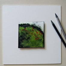 Load image into Gallery viewer, Présentation de ce tableau d&#39;artisan carré d&#39;émail sur cuivre, avec un encadrement blanc, ressortant trés largement les couleurs verte de cette décoration contemporaine.
