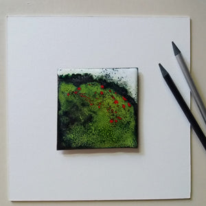 Présentation de ce tableau d'artisan carré d'émail sur cuivre, avec un encadrement blanc, ressortant trés largement les couleurs verte de cette décoration contemporaine.