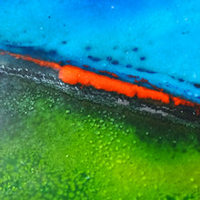 Charger l&#39;image dans la galerie, gros plan de la création contemporaine d&#39;art, émaux joaillier de couleur vert, bleu et orangé.
