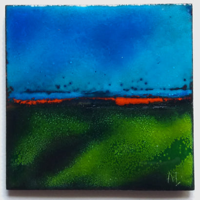 Création murale d'art contemporain sur cuivre, de forme carré, découpé en deux, en haut une partie émaillée de couleur bleu et en bas de couleur verte séparé par un filet de couleur orangé, rouge.