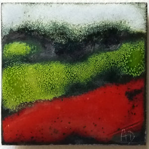 Décoration murale, réalisée à la main par un artisan d'art. Représentation abstraite et moderne inspirée d'Auvers sur Oise, émaux joailliesr colorés, dégradés en partant du haut de vert clair au vert foncé puis rouge. Signature de l'artisan en bas à droite de l'oeuvre : A.D.