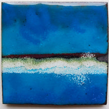 Load image into Gallery viewer, Ce tableau d&#39;art de décoration interieuer est une representation artistique d&#39;une vague de couleur bleue avec son écume blanche.
