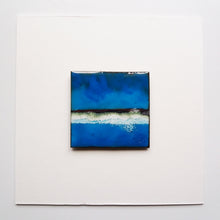 Charger l&#39;image dans la galerie, Ce petit tableau carré en émail est idéal pour la décoration d&#39;un intérieur de maison, les couleurs bleus sont facilement adaptable dans la déco.   
