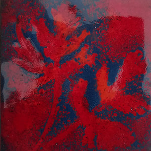 Tableau émaillé contemporain, représentation d' empreintes végétales dans des camaieux de rouges et bleus.