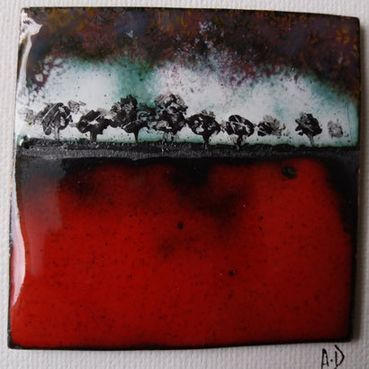 Pièce unique contemporaine, représentation d'une allée avec une ligne d'arbres noirs, émaux joailliers colorés : rouge, blanc, vert et noir.