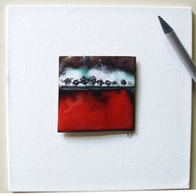 Charger l&#39;image dans la galerie, La création murale est en présentation sur la photo dans un encadrement de couleur blanche. Cette pièce unique d&#39;art est un carré sur une plaque de cuivre émaillé avec des émaux grands feu.
