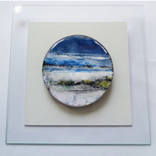 Load image into Gallery viewer, Prise de vue de face dans son encadrement blanc de cette magnifique pièce de décoration murale émaillée sur cuivre.

