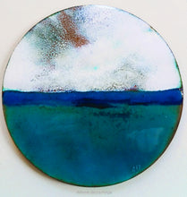 Load image into Gallery viewer, Pièce unique contemporaine sur un disque en émail, la moitié basse est bleu turquoise et le haut en blanc séparé par le milieu par une ligne bleu soutenu.
