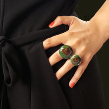 Charger l&#39;image dans la galerie, Bagues Fleurs réglables rose sur vert pré- cabochon émaillé sur cuivre serti sur bague réglable  en argent 925
