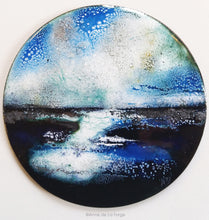 Load image into Gallery viewer, Création murale moderne, composeé d&#39;une plaque de cuivre ronde vitrifiée avec des émaux, partie basse de la pièce couleur bleu marine et la partie du haut forte présence de blancs et de bleus trés clairs.
