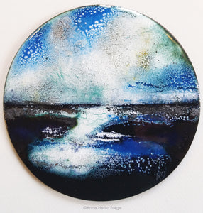 Création murale moderne, composeé d'une plaque de cuivre ronde vitrifiée avec des émaux, partie basse de la pièce couleur bleu marine et la partie du haut forte présence de blancs et de bleus trés clairs.