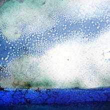 Load image into Gallery viewer, gros plan sur la partie de l&#39;objet d&#39;art contemporain en émaux joaillier, représentant le ciel, au dessus de la mer bleue. 
