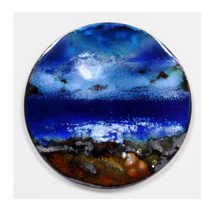 Oeuvre d'art contemporaine unique, représentation d'une nuit d'escale sur la mer, la forme ronde met en valeur les couleurs de la mer et du ciel, déclinaison des bleues.