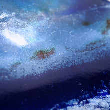 Load image into Gallery viewer, Nocturne sur les magnifiques bleus et le reflet blanc de cette oeuvre d&#39;art, représentant une lune se reflétant sur la mer. 
