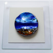 Load image into Gallery viewer, Création murale composée d&#39;une plaque de cuivre ronde émaillée grand feu et fixée sur une plaque de verre.
