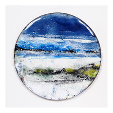 Load image into Gallery viewer, Création murale  marine composée d&#39;un disque de cuivre émaillé, palette de couleurs bleues et blanches représentant une plage.
