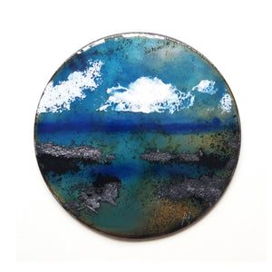 Pièce unique d'art, représentation contemporaine d'un ciel, camaieu de bleus traversé par un nuage blanc . Le tout fixé sur une plaque de verre.