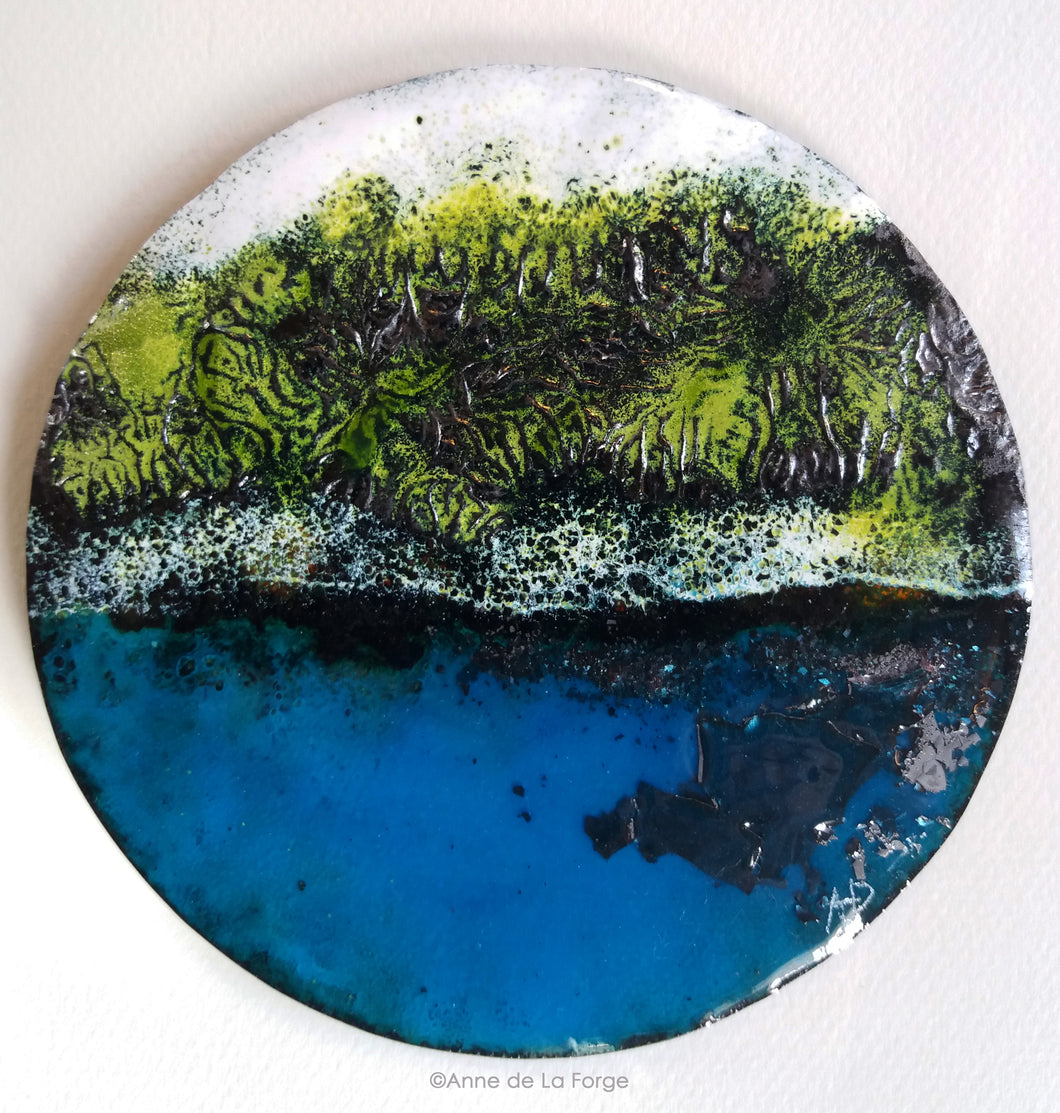Tableau contemporain émaillé sur cuivre, repésentation artistique de la mangrove, les eaux bleues foncées contrastent avec les arbres verts.
