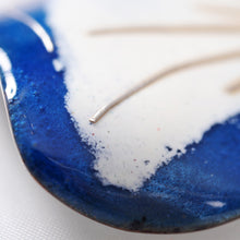 Load image into Gallery viewer, Émaux blanc et  bleu pour bijou pendentif avec incrustation de fils d&#39;argent
