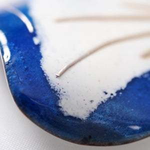 Émaux blanc et  bleu pour bijou pendentif avec incrustation de fils d'argent