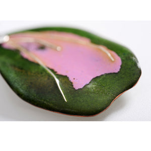 détail bijou pendentif émaillé rose et vert