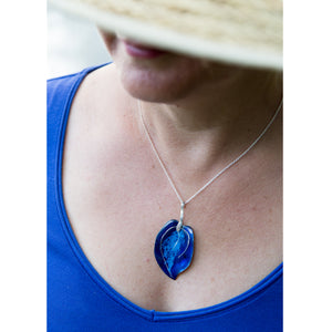 Bijou pendnetif émaillé blanc te bleu avec tige en argent et livré avec sa chaîne