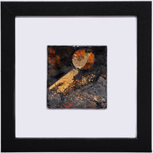 Load image into Gallery viewer, Tableau sur mesure design, interprétation abstraite de la lumière en émail sur cuivre, une boule orange et or symbolysant la lumière au milieu de l&#39;obscurité en gris.
