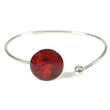 Charger l&#39;image dans la galerie, Bracelet  jonc flexible en argent avec cabochon émaillé rouge - Anne de la Forge
