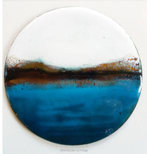 Charger l&#39;image dans la galerie, Représente un ciel émaillé blanc et la partie basse  une mer au camaieu de bleus. un rivage aparait sous forme d&#39;une ligne de couleur cuivre.
