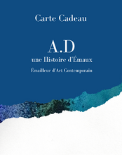 Load image into Gallery viewer, Illustration du Bon cadeau en ligne, à utiliser sur la boutique en ligne A.D une histoire d&#39;émaux. Carte cadeau en ligne personnalisée, idée de cadeau à offrir ou à s&#39;offrir pour un stage de découverte, une décoration murale en émail, une pièce unique de créateur d&#39;art... Couleur de la carte cadeau, bleu, blanc avec un liseré en émail.
