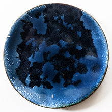 Load image into Gallery viewer, vue de dessus d&#39;une coupelle émaillée bleue de 65 mm

