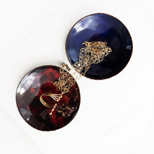 Load image into Gallery viewer, 2 coupelles émaillées de 75 mm de diamètre . emaux d&#39;orfèvre rouges pour l&#39;une et bleus pour l&#39;autre

