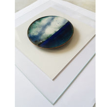 Load image into Gallery viewer, Encadrement sous verre pour ce tableau d&#39;art décoration, un disque de cuivre émaillé, le bleu nuit est trés présent sur ce petit tableau rond ainsi que le blanc.
