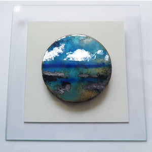 Prise de vue de cette pièce d'art en émail sur un mur de salon blanc, cela fait ressortir les magnifiques bleue.
